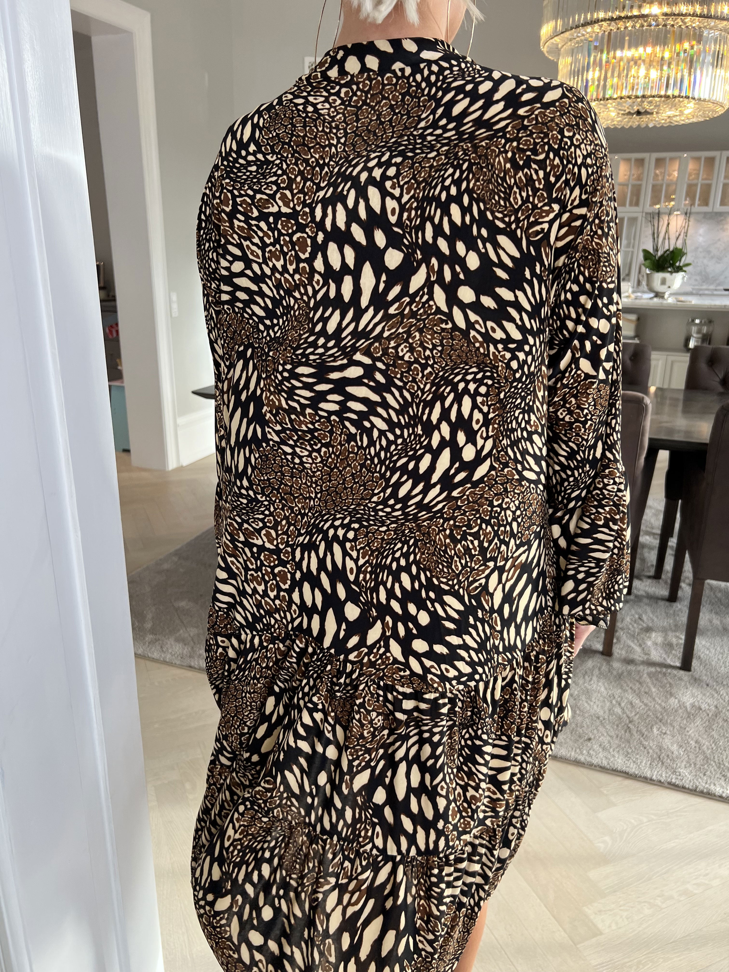 Pauline Pattern - Kjole med v-udskæring og lille flæseskørt